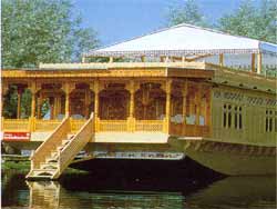 WelcomGroup houseboat